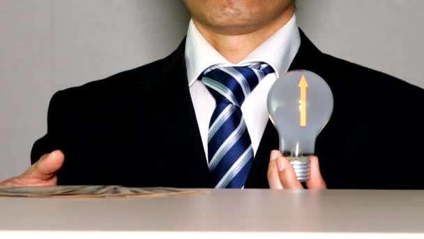 軽い電球および紙幣が付いているビジネスマン — ストック動画
