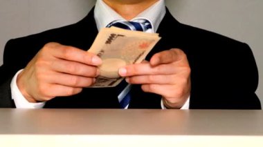 Banknotları sayan bir iş adamının videosu
