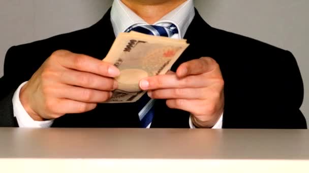 紙幣を数えるビジネスマンのビデオ — ストック動画