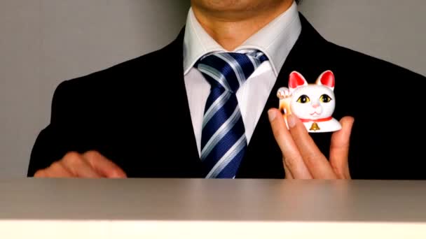 ベッキンキャットのようにポーズするビジネスマン — ストック動画