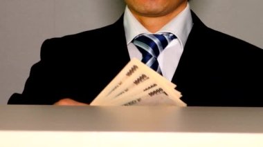 Banknotları tutan iş adamlarının videosu