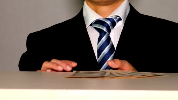 Бизнесмен Позирует Банкнотами — стоковое видео