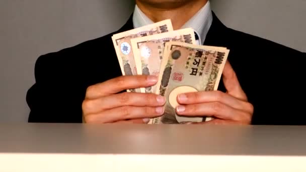 Ein Geschäftsmann Steckt Geldscheine Die Tasche Und Macht Eine Faustpumpe — Stockvideo