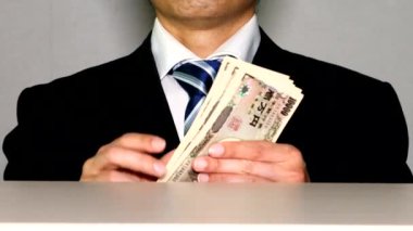 Banknotlarla dans eden iş adamı