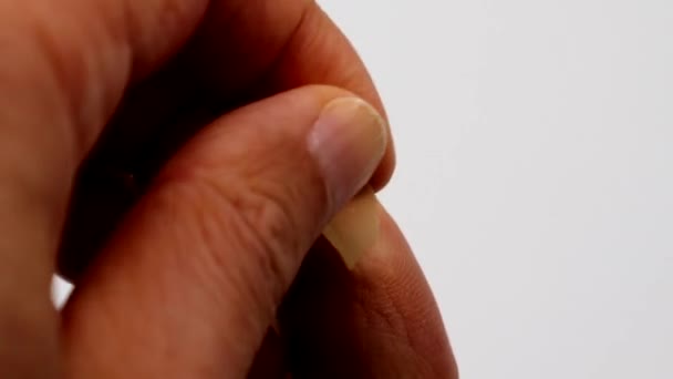 Uma Pessoa Descascando Uma Bandagem — Vídeo de Stock