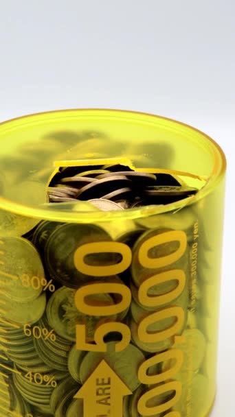 放大打开的500日圆硬币储蓄罐 — 图库视频影像