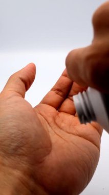 İçinde kömür bulunan yüz temizleyici köpük tutan bir kişi.