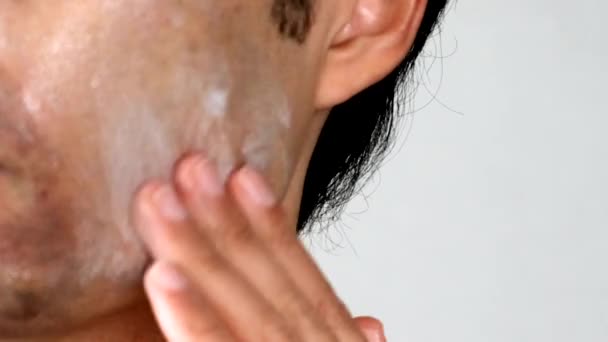 一个男人洗脸的视频 — 图库视频影像