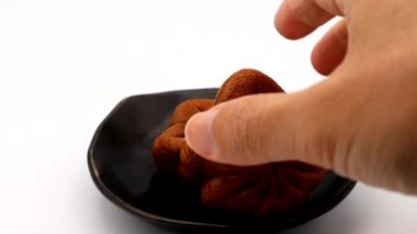 Momiji manju 'yu ikiye bölen kişi.