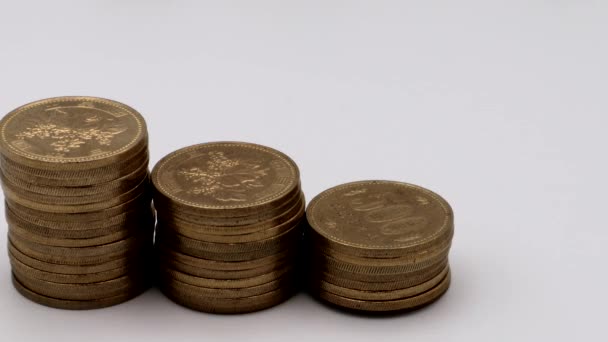 500円のコインを並べている人 売上減少のイメージ — ストック動画