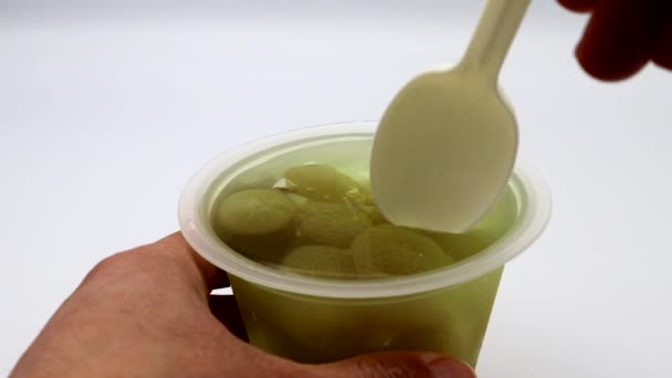 吃葡萄果冻的人 — 图库视频影像
