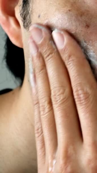 顔を洗っている人のビデオ — ストック動画