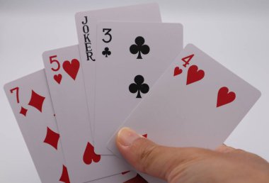 Kağıt oynayarak hile yapan biri.