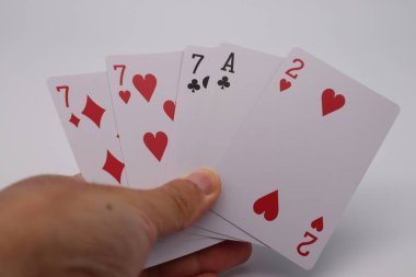 Üçü pokerde tamamlanmış.