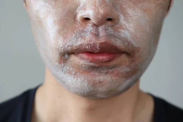 Cilt bakımı yapan bir adamın yakın çekimi.