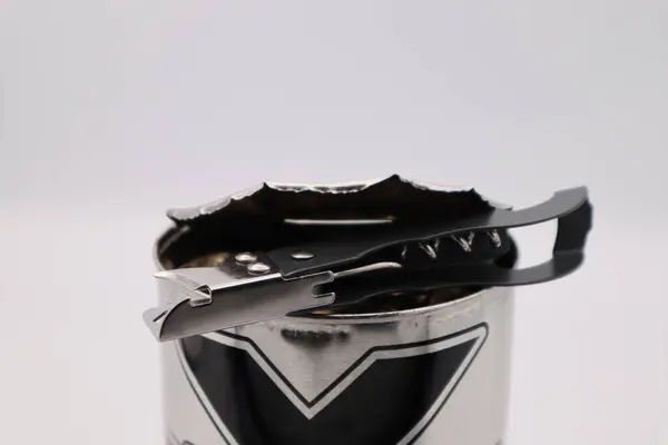 Kumbaranın ve konserve açacağının fotoğrafı.