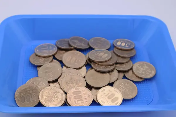 Nakit tepsi ve büyük miktarda 500 yen.