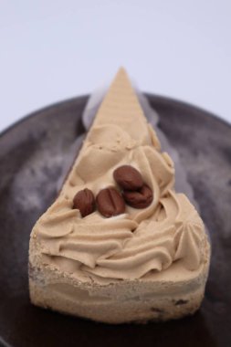 Kahve aromalı kekin yakın çekimi.