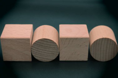 İnşaat taşlarına yakın çekim. Lütfen en sevdiğiniz harfleri yapı taşlarına koyun ve kullanın..