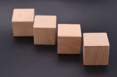 İnşaat taşlarına yakın çekim. Lütfen en sevdiğiniz harfleri yapı taşlarına koyun ve kullanın..