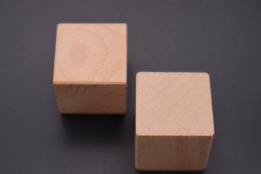 İnşaat taşlarına yakın çekim. Lütfen en sevdiğiniz harfleri yapı taşlarına koyun ve kullanın..