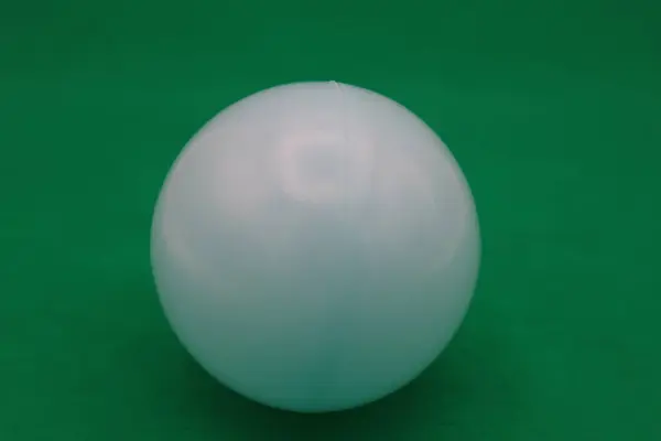 Topa yakın çekim. Lütfen topa en sevdiğiniz harfleri koyun ve kullanın..