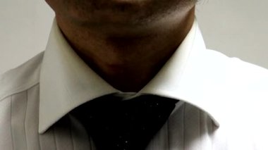 Tükürük yutan birinin videosu.