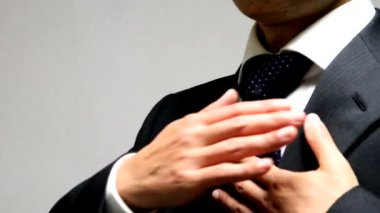 İşadamı işaret dili kullanıyor