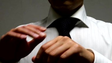 İşadamı işaret dili kullanıyor