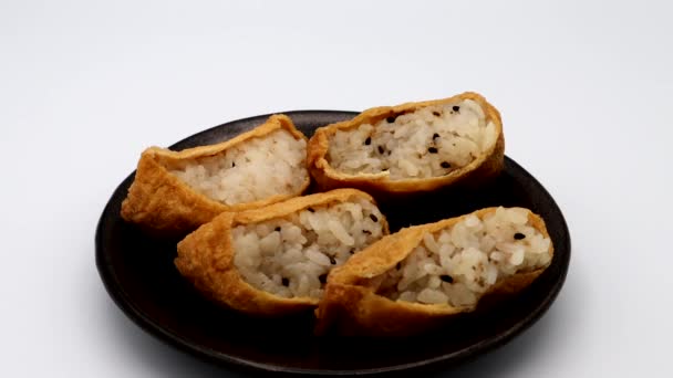 Eine Person Die Versucht Inari Sushi Essen — Stockvideo