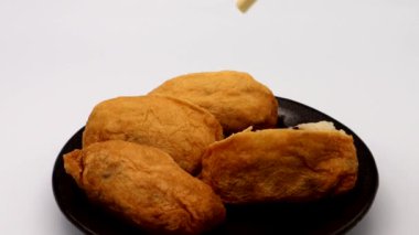 İnari suşi yemeye çalışan biri.