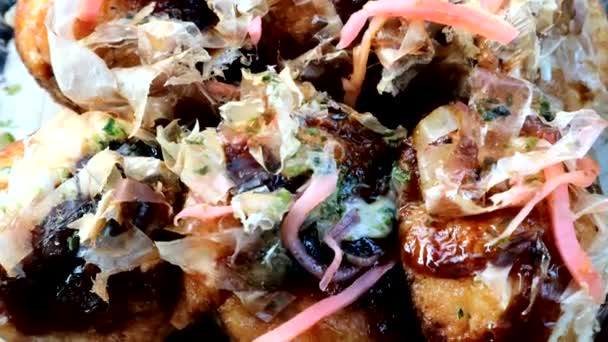 Een Persoon Die Takoyaki Probeert Eten — Stockvideo