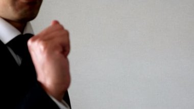 hareketleri ile konuşan işadamı