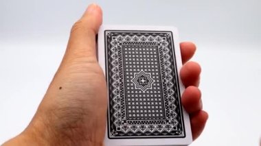 Oyun kartına dokunan kişi