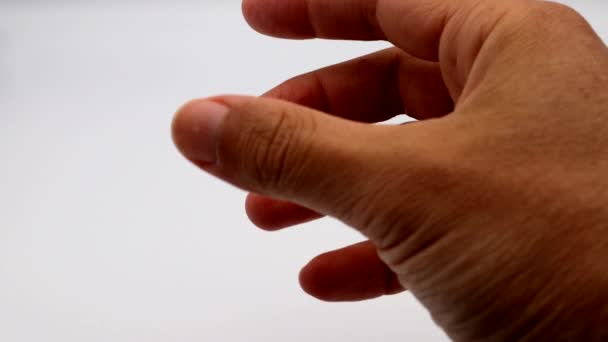 Una Persona Haciendo Una Pequeña Pose Con Los Dedos — Vídeos de Stock