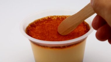 Kurutulmuş puding yemeye çalışan biri.
