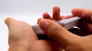 Oyun kartlarını kesen kişi