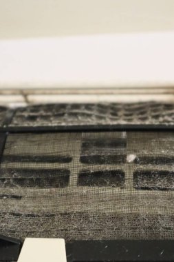 Temizlikten önce havalandırma filtresi