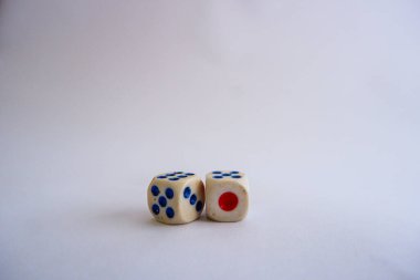 Beyaz arka planda iki beyaz çizgi. Zar, beyaz arkaplanda izole edilmiş şekilde kapat