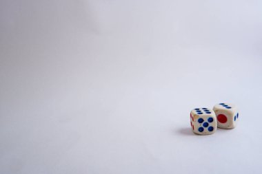 Beyaz arka planda iki beyaz çizgi. Zar, beyaz arkaplanda izole edilmiş şekilde kapat