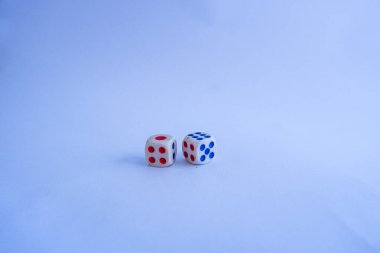 Beyaz arka planda iki beyaz çizgi. Zar, beyaz arkaplanda izole edilmiş şekilde kapat