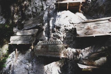 Kafatası ve tabut yığını mağaralara yerleştirilir ya da Kete Kesu kültür köyündeki Londa mezarlarından birinde uçuruma asılır. Toraja 'nın mağaralarda ve kaya oyuklarında ceset depolama geleneği vardır. Turistik bir yer haline geldi..