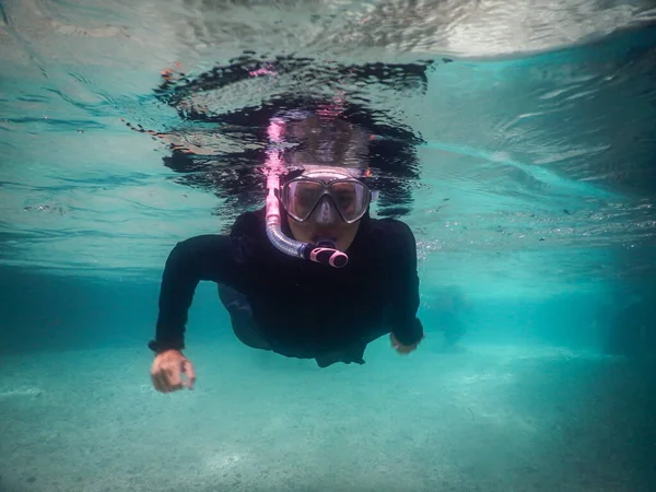 Girl Wearing Hijab Snorkeling Surface River Beautiful Summer Holiday Crystal — Stock Photo, Image