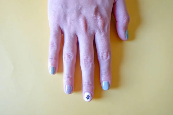 Ногти Молодой Женщины Покрыты Гелевым Лаком Зеленого Цвета Цветочным Принтом — стоковое фото