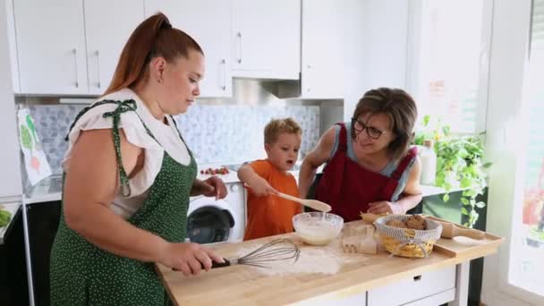 Mãe Feliz Avó Neto Preparar Biscoitos Cozinha Criança Está Aprendendo — Vídeo de Stock