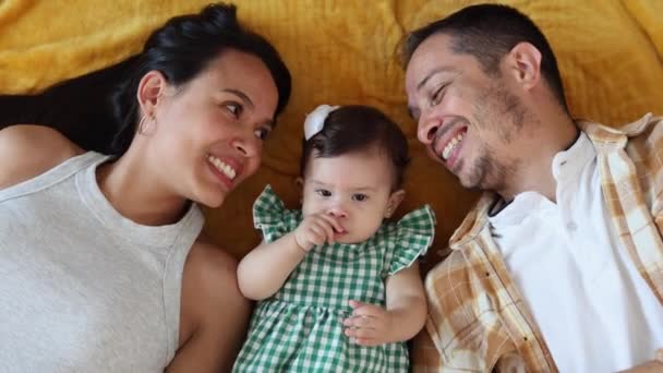Vista Superior Família Latina Hispânica Deitada Enquanto Abraça Seu Bebê — Vídeo de Stock