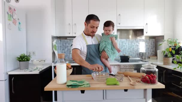 Latynoski Samotny Ojciec Trzymający Dziecko Ramionach Podczas Przygotowywania Lunchu — Wideo stockowe