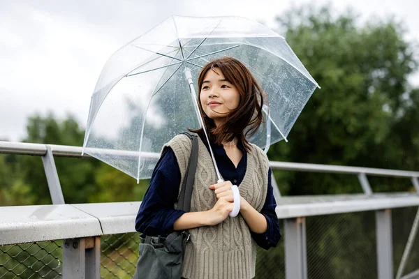 Крупный План Азиатско Японской Женщины Выглядящей Оптимистично Дождем Зонтиком Пока — стоковое фото