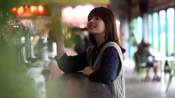 Japońska Azjatka Czeka Przy Barze Żeby Obsłużyć Kobieta Cierpliwie Czeka — Wideo stockowe