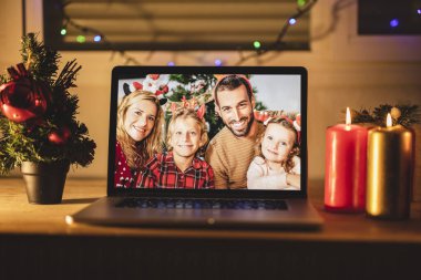 Noel 'de çocuklu mutlu bir aile, dizüstü bilgisayar.
